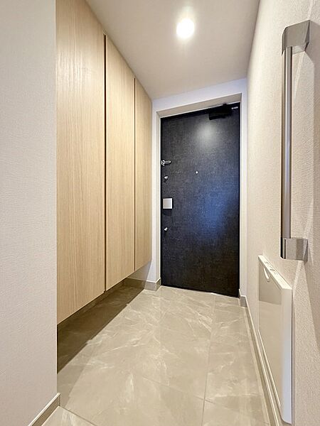 【玄関】いつも気持ち良くご家族を迎えられる玄関収納。靴を脱ぎ履きする際の腰掛として活用できる、折りたたみスツール付き！
