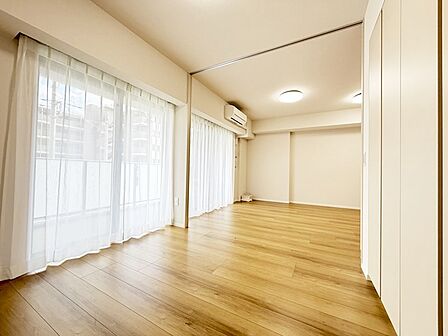 【洋室 約4.5帖】バルコニーに面した明るいお部屋。可動式間仕切りを開ければ、広々LDの一部としてもお使いいただけます。ご家族の思い出も大切にしまっておけるたっぷり収納付き!