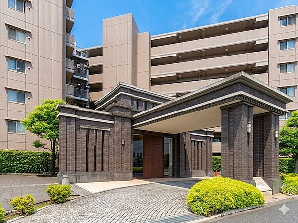 【エントランス】大切なゲストをお迎えするときも、お車で帰宅するときも、確かな誇りと満足を感じていただける格調高い優雅なレジデンスです。