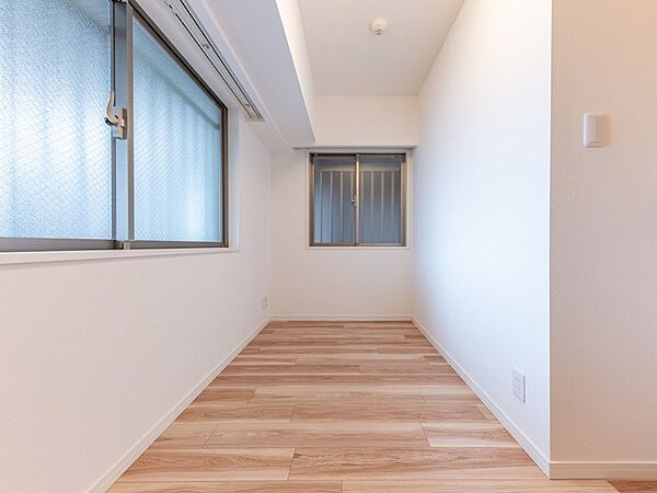 【洋室　約4帖】2面に窓があり、換気しやすいお部屋。子供部屋にも嬉しい全居室収納スペース。
