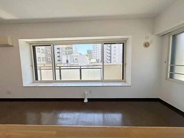 キッチンから外の景色が見れます。
