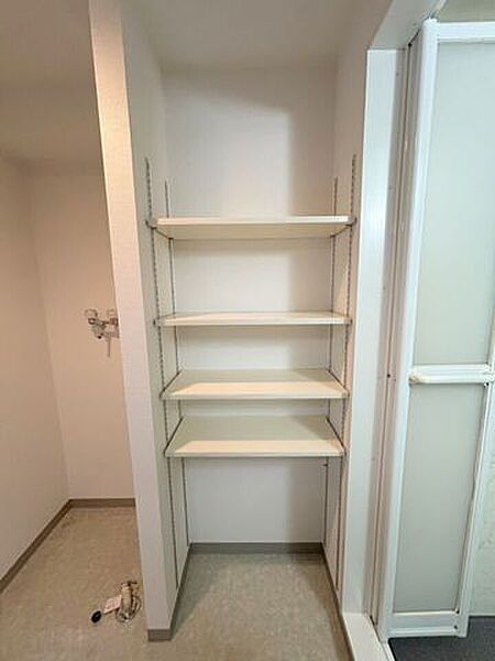 脱衣所に可動棚付き