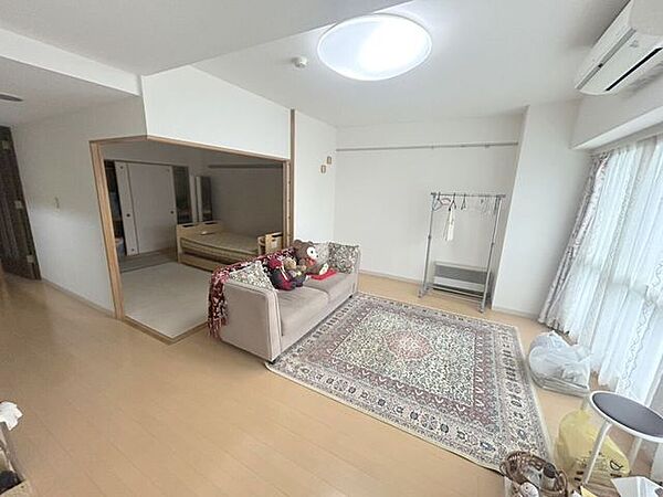 リビングと洋室はつながっており、バリアフリーのお部屋です。