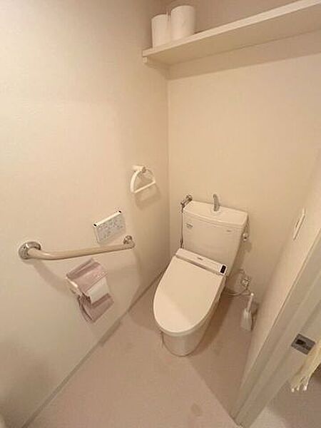 トイレにも手すりが付いております。