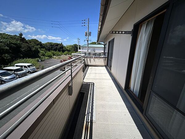【8/30撮影リフォーム中】2階ベランダです。洗濯物も干せるスペースがあり、陽当りもいいので洗濯物もよく乾きます。