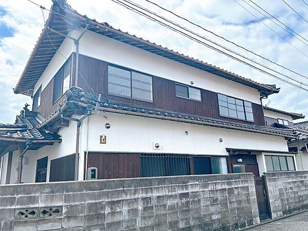 【リフォーム中9/12撮影】別角度からの外観写真です。焼杉と漆喰が美しいです。