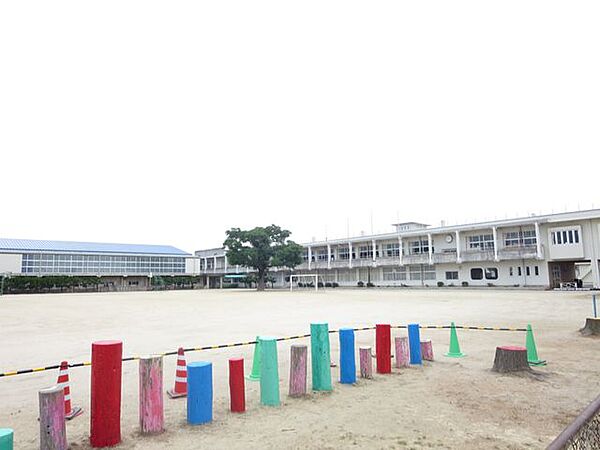 益田市立高津小学校 高津小学校まで徒歩17分。 1300m