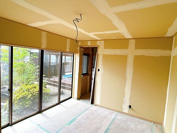 【リフォーム中9/12撮影】和室から洋室に間取り変更しました。床はフローリングになります。