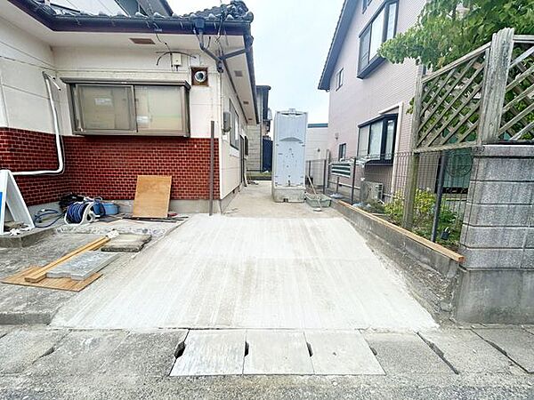 【9/13撮影リフォーム中】駐車場写真です。こちらは縦列2台駐車可能です。詳細は現地にてご説明いたします。