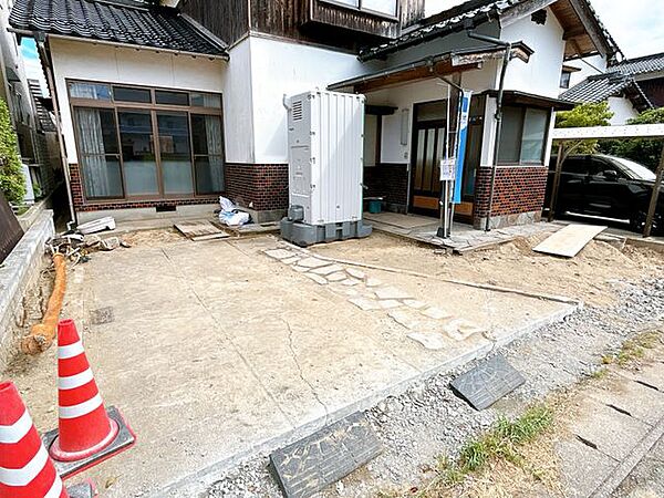 【現在リフォーム中8/30撮影】駐車スペースは2台駐車できよう拡張予定です。