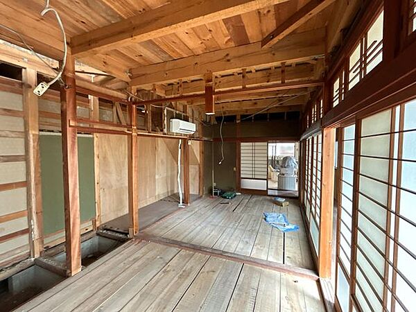 【現在リフォーム中8/30撮影】LDKに間取り変更する箇所の別角度写真です。床はフローリング張替え、天井と壁はクロス貼り予定です。