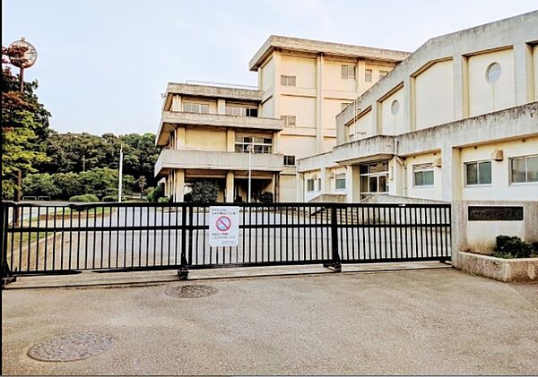中学校「千葉市立朝日ケ丘中学校まで781m」