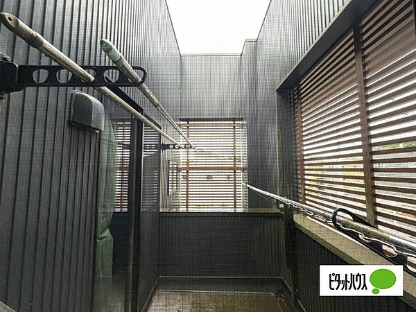ルーバーと高い壁面でプライバシー性を高めたバルコニー。採光と通風を確保しながら快適にお使いいただけます