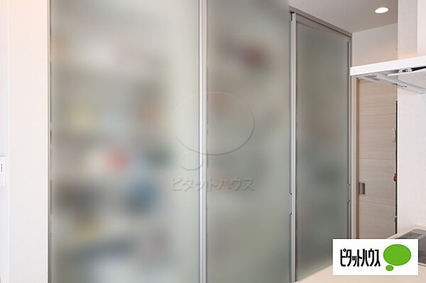 引戸採用で食器が取り出ししやすいキッチン収納