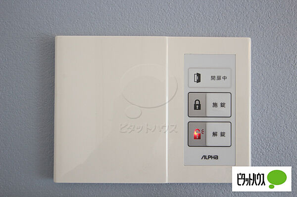 玄関のロックもリビングダイニングから操作できます。