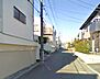その他：前面道路。小学校・中学校が徒歩圏内にあるため、車出入りのスピードが緩やかでお子様やご年配者の飛び出しの懸念も軽減されますね。