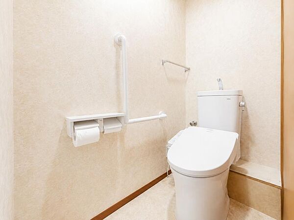 トイレには快適な温水洗浄便座付き！