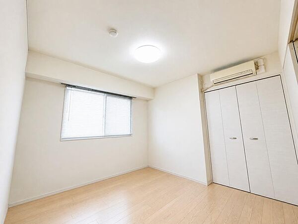 リビングから直接行き来できる、両開きクローゼットが付いた洋室です！◎