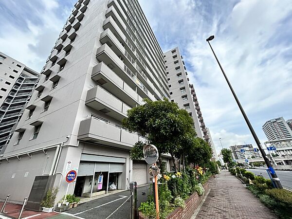 商業施設も近くに充実♪