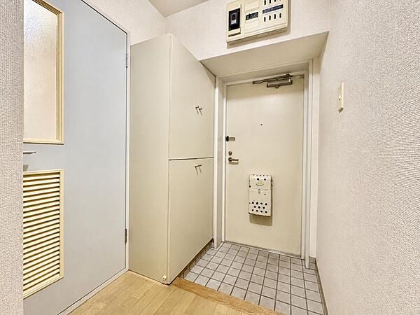玄関横にシューズボックスがついているので、片付いた玄関がキープできます！※一部CG加工により残置物を除去しています。