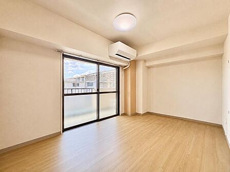 南向きのため、寒い日でも日差しが感じられるあたたかなお部屋です!※一部CG加工により残置物を除去しています。