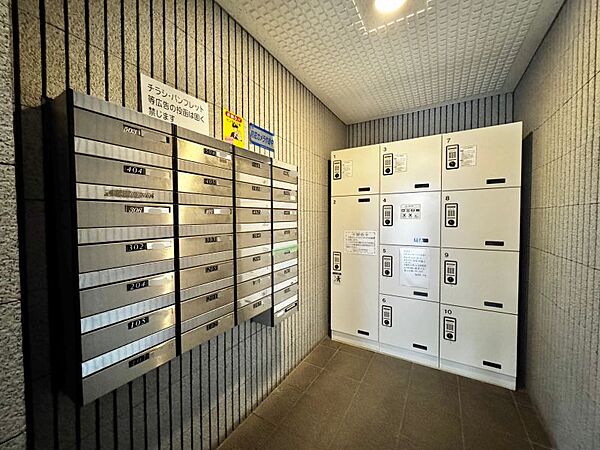 宅配ボックスがあるので留守中でも荷物を受け取れます◎