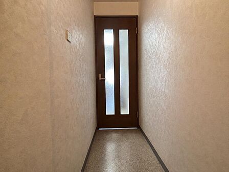 ※一部CG加工により残置物を除去しています。廊下からリビングへ入るドアです!