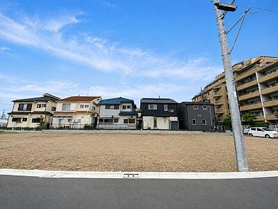 外観：商業施設が充実。毎日のお買い物にも便利です。