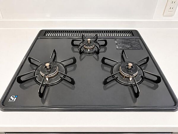 ガスコンロ3口です。1度にたくさんのメニューが作れます！※一部CG加工により残置物を除去しています。