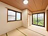 室内：落ち着いた雰囲気の和室は客間や寝室など幅広く活用できます♪※一部CG加工により残置物を除去しています