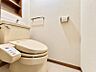 トイレ：トイレットペーパーも収まる収納棚完備のトイレです♪（※一部CG加工により残置物を除去しています）