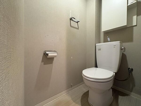 落ち着いたグレートーンでまとめたトイレ空間！シンプルながらも上質感のあるデザインです！