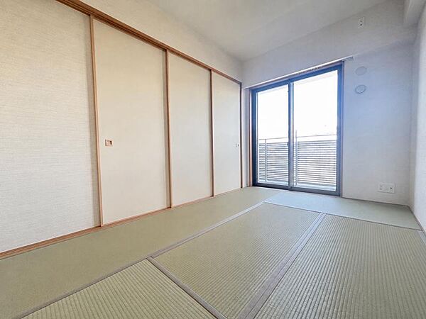 リビング横には約6帖の和室！子ども部屋、くつろぎの部屋、家事スペースなど多目的に使えて便利です♪
