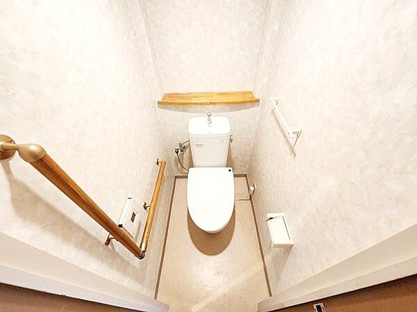 温水洗浄便座付き。洗浄だけでなく、感染症を防止して健康を守ります。