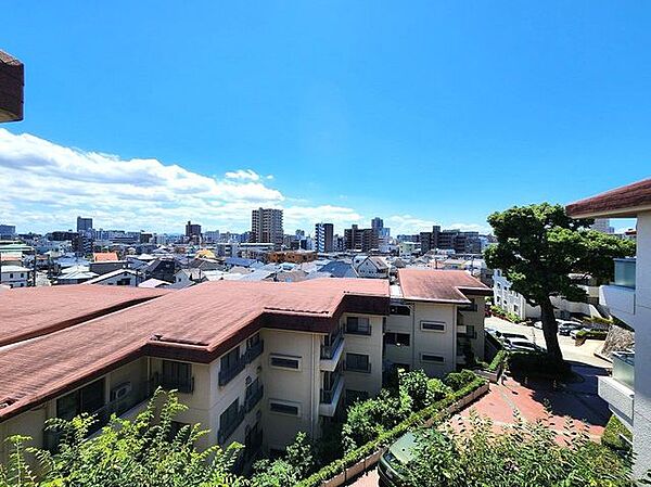 最上階なので、陽当たり・眺望・防犯に優れます。青空が広がる閑静な1種低層のエリアです。