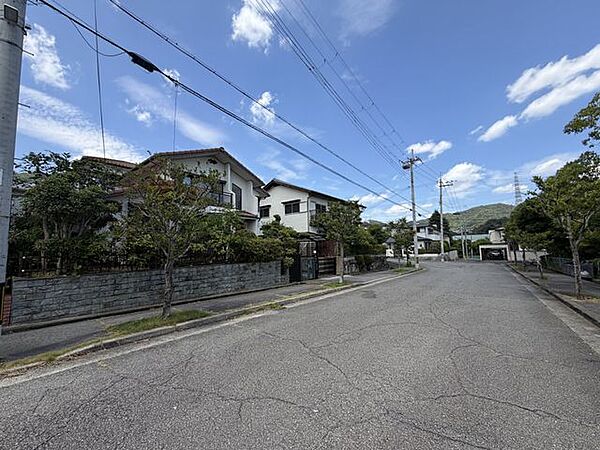 前面道路約11.7mのゆとりある立地。開放感があり、車の出入りもスムーズです。