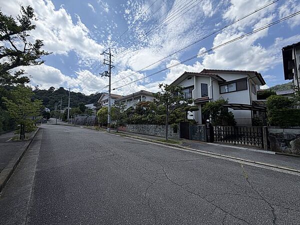 前面道路が広く、ゆとりと開放感を感じられる住環境が魅力です。
