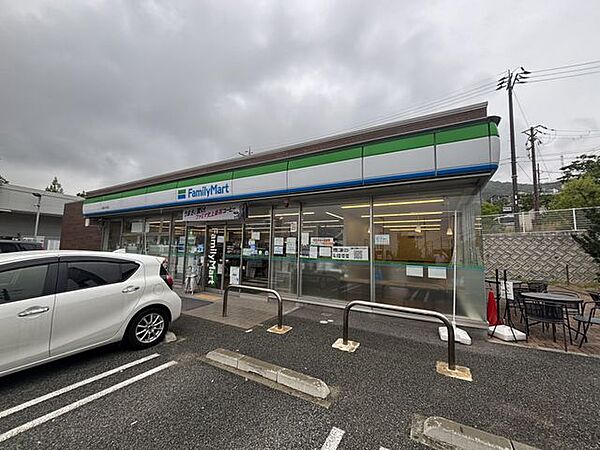 ファミリーマート宝塚山手台店 徒歩21分。 1670m