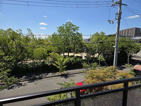 2階バルコニーからは目の前の公園を望むことができます。