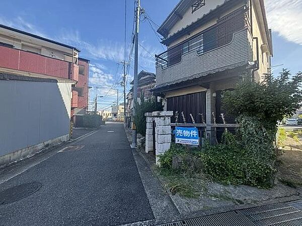 幅員約4ｍの前面道路が確保された、落ち着きある住まい。