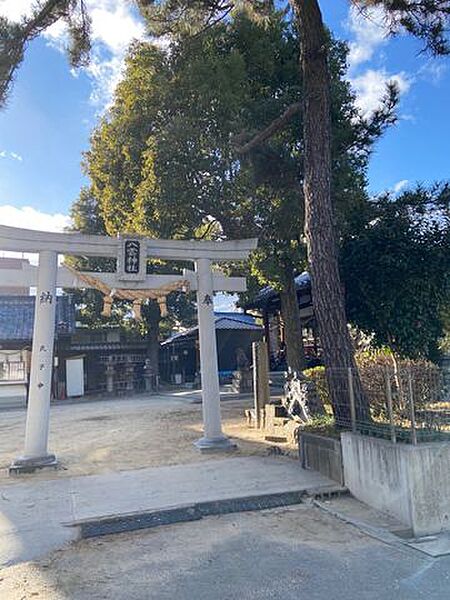 東側には八雲神社があり落ち着いた住環境です。