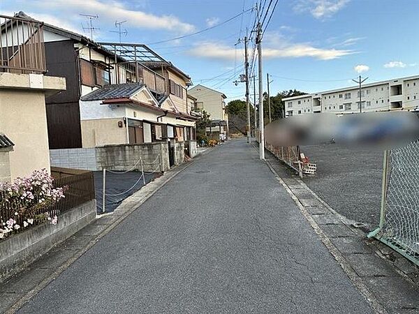 前面道路は落ち着いた雰囲気で、車の出し入れもしやすい環境です。