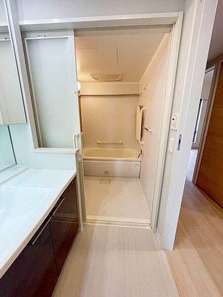 浴室の扉は引戸タイプを仕様しており、車椅子でも楽に開け閉めできます。