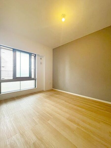 リビング以外の居室：洋室約6帖明るいお部屋です。