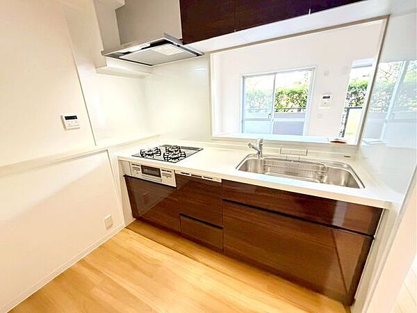 3口コンロ・食器洗浄乾燥機で家事の効率アップも間違いなし！対面式キッチンなので、ご家族の様子を見ながらお料理していただけます♪