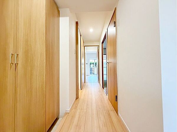 玄関から各部屋への動線がスムーズで、生活しやすい間取りです♪