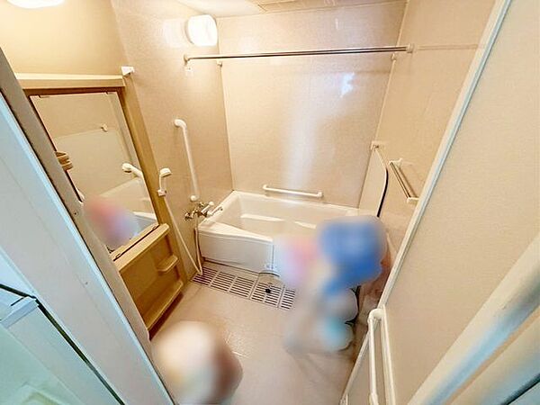 洗い場が広く、ゆとりある浴室空間です。浴室乾燥機もついており、天候が悪い日のお洗濯も快適です。
