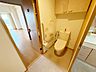 トイレ：手すり付きで立ち座りも安心！バリアフリー設計のやさしいトイレ空間です。