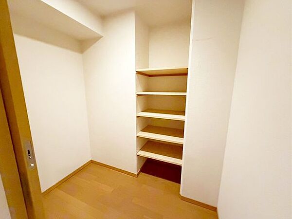 約2.1帖納戸付きで、季節物やストック品の収納に便利です♪