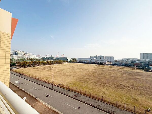 【5階からの眺望】バルコニーからは遮る建物がなく、開放感あふれる見晴らしが広がります。